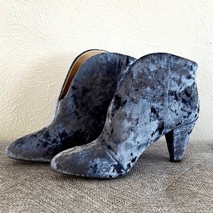 Vince Camuto Evanata pastel blue crushed velvet‎ ANKLE BOOTS  size 8W wide calf